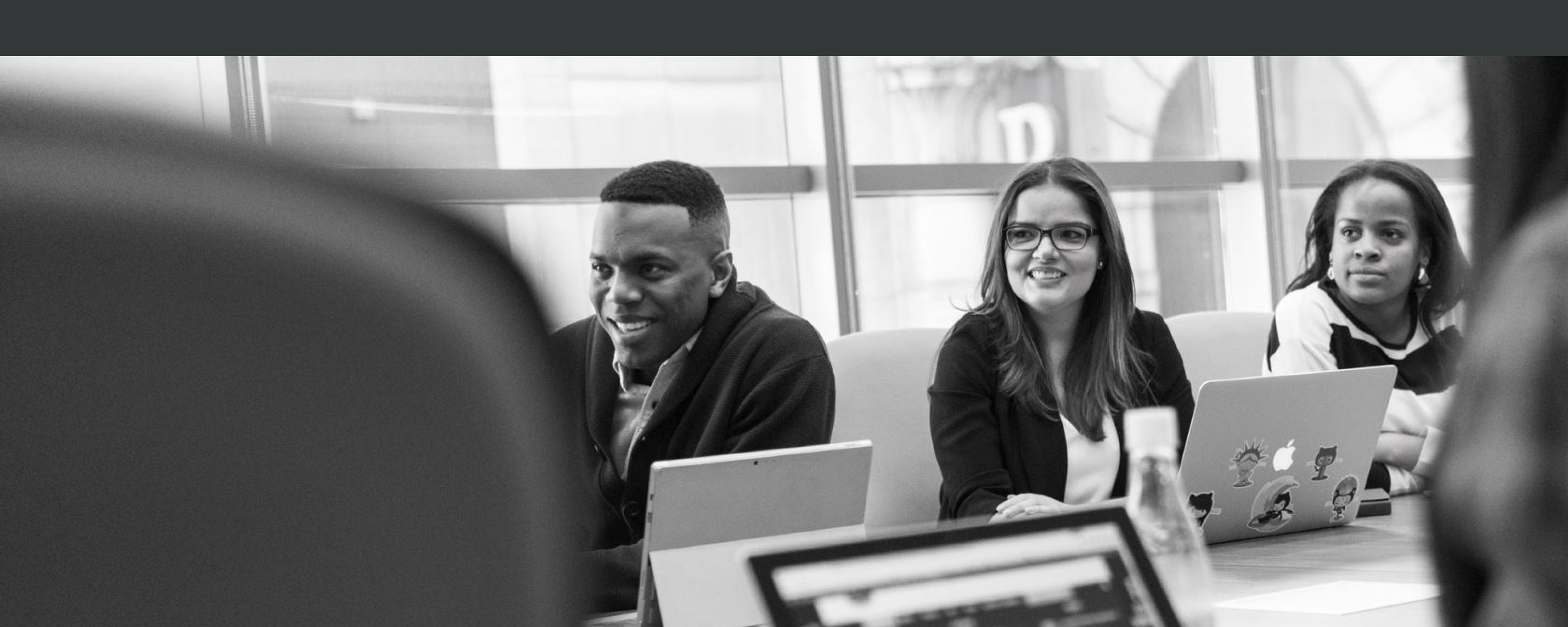 Programmierer Sitzen bei einem Schreibtisch mit ihrem Laptops