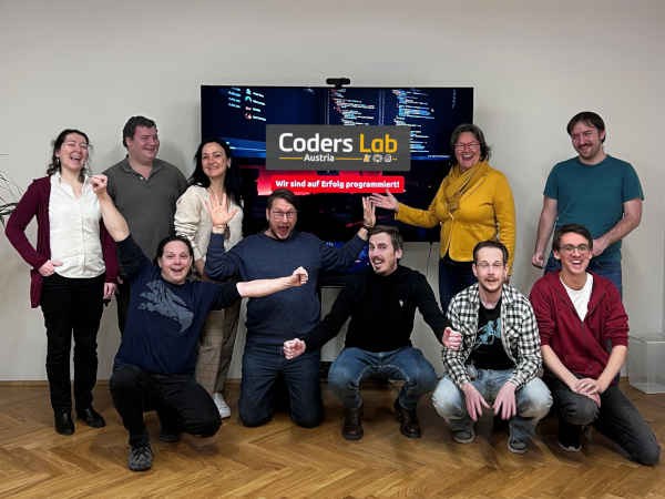 Foto unseres Teams mit den Coders Lab Logo